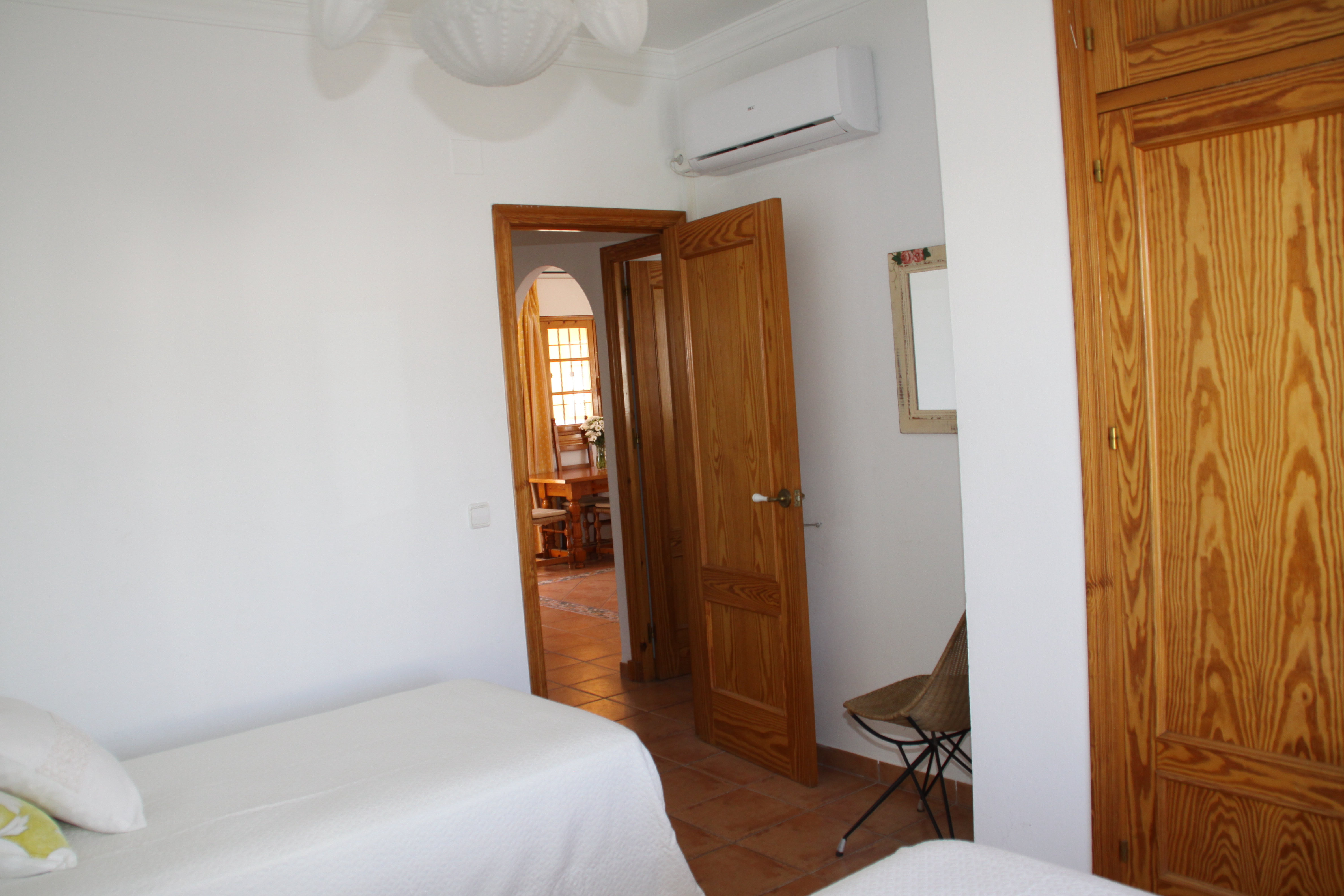 Monteurzimmer: Schlafzimmer mit 2 Betten, Kleiderschrank / Wandschrank und Klimaanlage (warm/kalt)                            - Apartamento Caracola