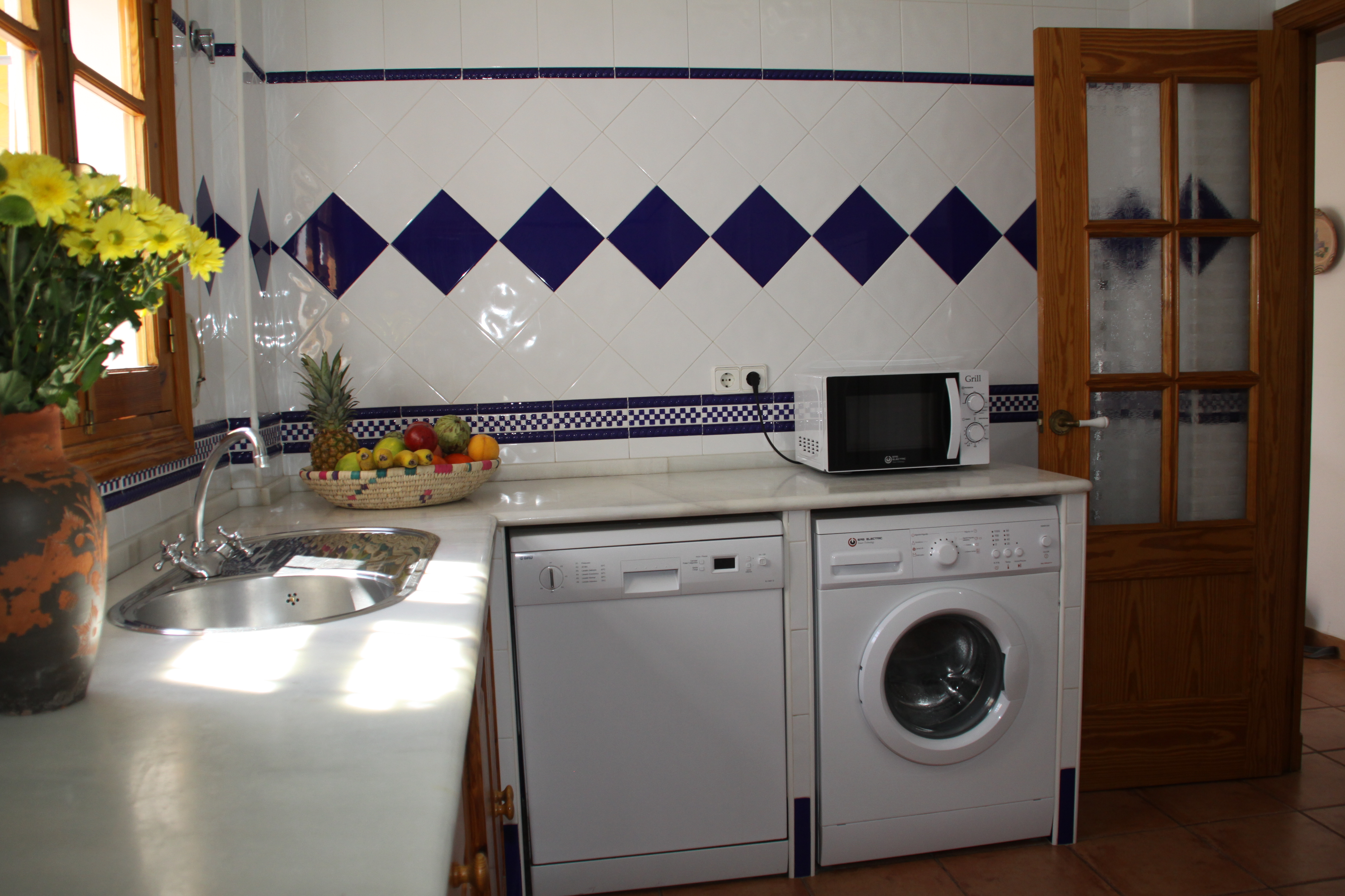 Monteurzimmer: Voll ausgestattete Küche: Kühlschrank, Gefriertruhe, Waschmaschine, Geschirrspüler, Mikrowelle, Kaffeemaschine, Schläger, Eisen, etc.. Und alle Utensilien. - Apartamento Caracola
