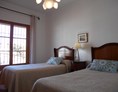Monteurzimmer: Schlafzimmer mit 2 Betten, Kleiderschrank / Wandschrank und Klimaanlage (warm/kalt)                            - Apartamento Caracola. Aire acondicionado, wifi,garaje