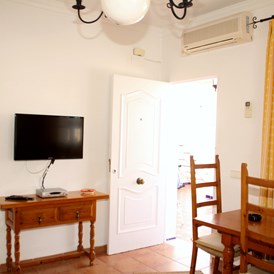 Monteurzimmer: Salon met air conditioning (warm/koud), TV (Nederlandse programmes), internet en bedbank. - Apartamento Caracola. Aire acondicionado, wifi,garaje