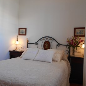 Monteurzimmer: Schlafzimmer mit eingebautem Kleiderschrank / Wandschrank und Klimaanlage (warm/kalt) - Apartamento Caracola. Aire acondicionado, wifi,garaje