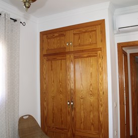 Monteurzimmer: Schlafzimmer mit eingebautem Kleiderschrank / Wandschrank und Klimaanlage (warm/kalt) - Apartamento Caracola. Aire acondicionado, wifi,garaje