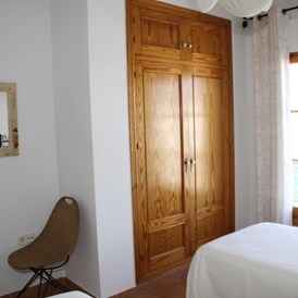 Monteurzimmer: Schlafzimmer mit 2 Betten, Kleiderschrank / Wandschrank und Klimaanlage (warm/kalt)                            - Apartamento Caracola. Aire acondicionado, wifi,garaje