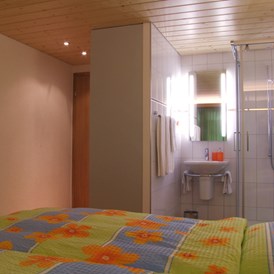 Monteurzimmer: Zimmer mit TV und Bad - Gasthof Kreuz Amsoldingen