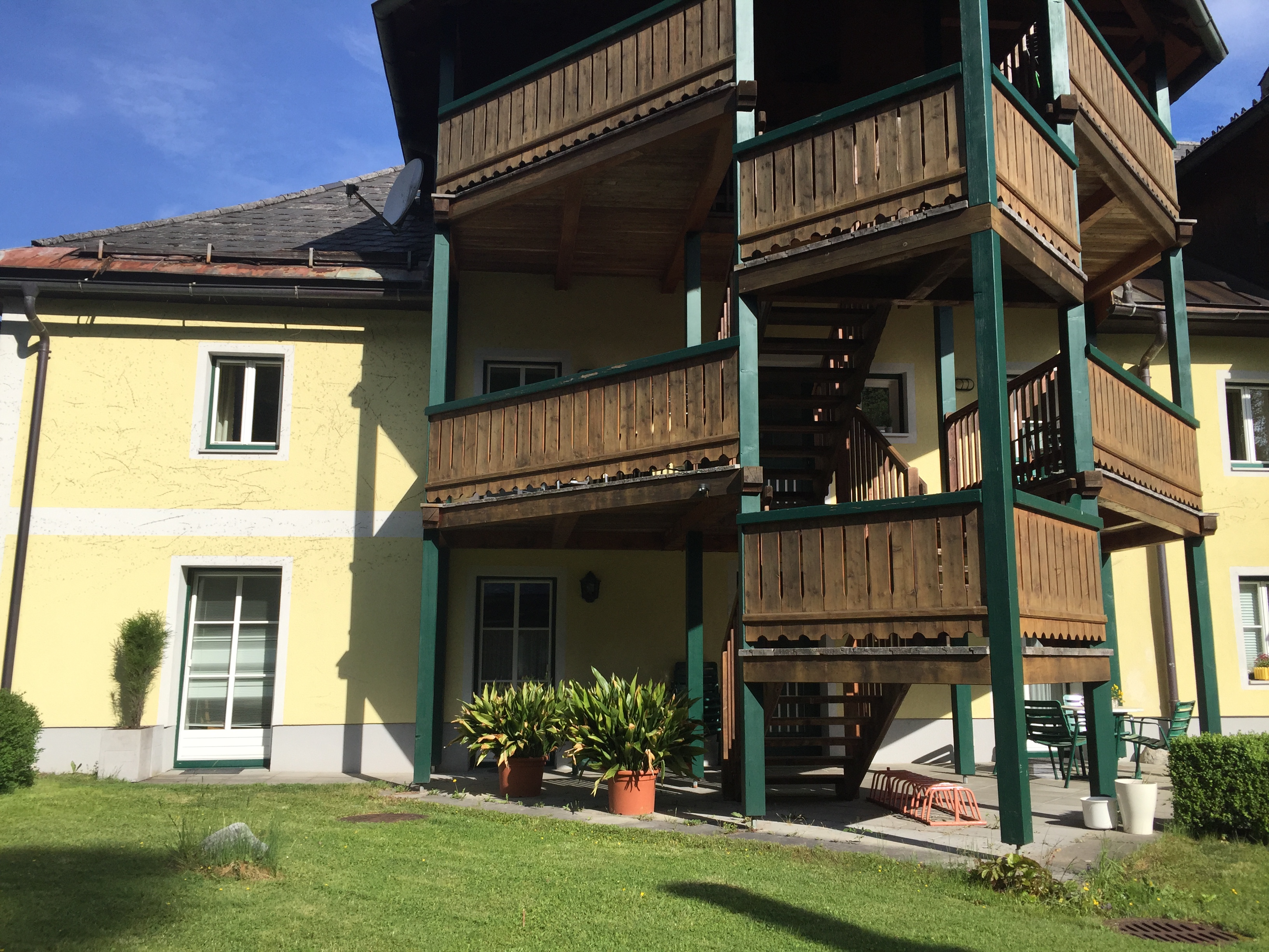 Monteurwohnung - Küche: eigene Küche - Sbg. Salzkammergut - Aussenansicht mit Blick zu den Terrassen und Aufgängen zu den Wohnungen  - Appartements im Forsthaus