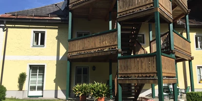 Monteurwohnung - Parkplatz: eigener Parkplatz vorhanden - Österreich - Aussenansicht mit Blick zu den Terrassen und Aufgängen zu den Wohnungen  - Appartements im Forsthaus
