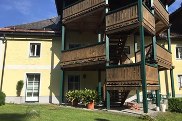 Monteurzimmer: Aussenansicht mit Blick zu den Terrassen und Aufgängen zu den Wohnungen  - Appartements im Forsthaus