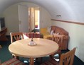 Monteurzimmer: Beispiel für einen geräumigen Wohnraum mit Blick zum SChlafzimmer  - Appartements im Forsthaus