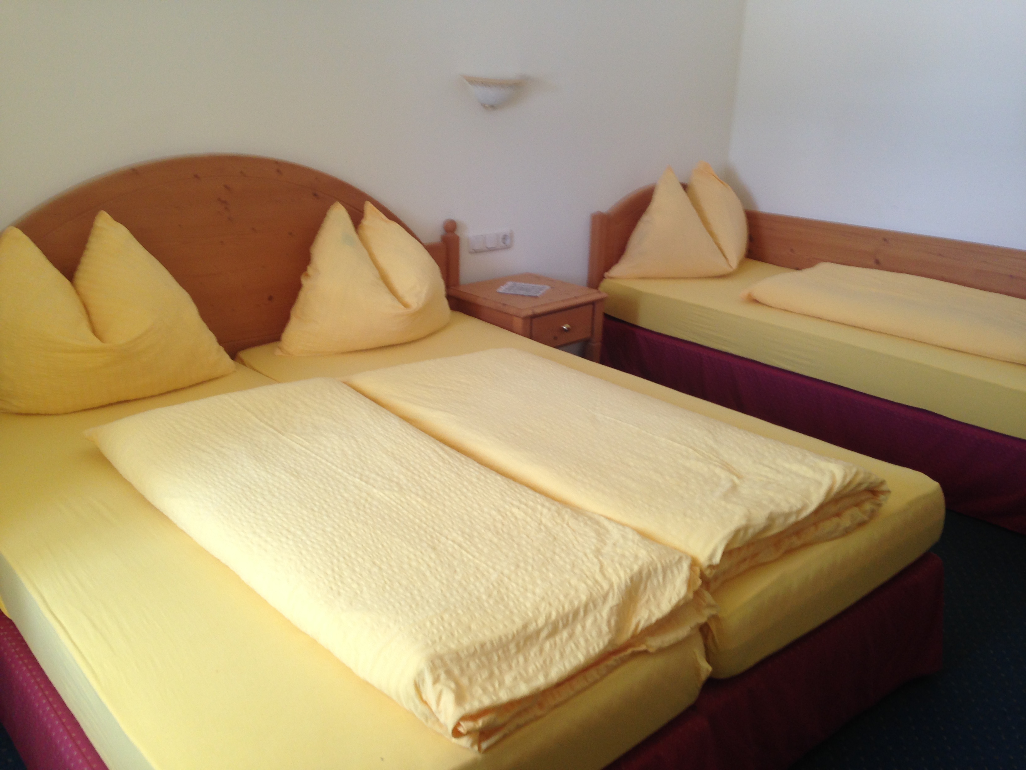 Monteurwohnung - Küche: eigene Küche - Sbg. Salzkammergut - Schlafzimmer mit 3 Betten  - Appartements im Forsthaus