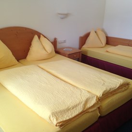 Monteurzimmer: Schlafzimmer mit 3 Betten  - Appartements im Forsthaus