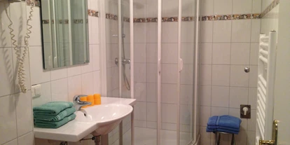 Monteurwohnung - Parkplatz: eigener Parkplatz vorhanden - Österreich - Badezimmer mit Dusche und WC  - Appartements im Forsthaus