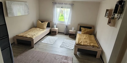 Monteurwohnung - Kaffeemaschine - Schleswig-Holstein - Einer der beiden Schlafräume. - Monteurswohnung Kronprinzenkoog