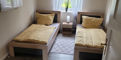 Monteurwohnung - Kaffeemaschine - Schleswig-Holstein - Einer der beiden Schlafräume. - Monteurswohnung Kronprinzenkoog