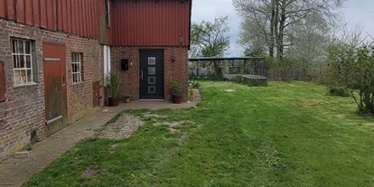 Monteurwohnung - Kaffeemaschine - Schleswig-Holstein - Parkmöglichkeiten auf der Wiese vor dem Eingang. - Monteurswohnung Kronprinzenkoog
