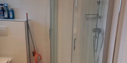 Monteurwohnung - Parkplatz: eigener Parkplatz vorhanden - Österreich - Badezimmer mit Toilette, Waschbecken, Spiegel und Waschmaschine - Graz 1 Andritzer Reichsstraße (4 Personen)
