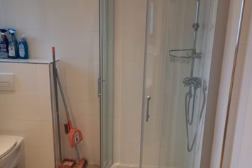 Monteurzimmer: Badezimmer mit Toilette, Waschbecken, Spiegel und Waschmaschine - Graz 1 Andritzer Reichsstraße (4 Personen)
