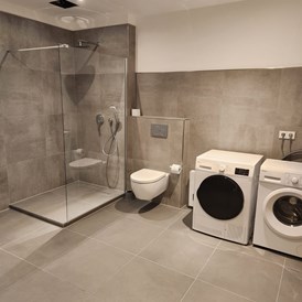 Monteurzimmer: Badezimmer mit Waschmaschine und Trockner - auszeit appartements & rooms