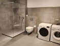 Monteurzimmer: Badezimmer mit Waschmaschine und Trockner - auszeit appartements & rooms
