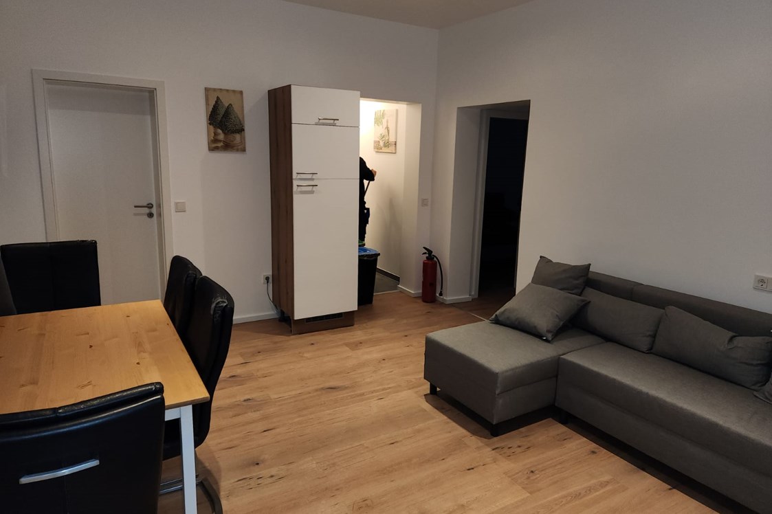Monteurzimmer: Wohn- und Essbereich - auszeit appartements & rooms