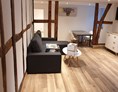 Monteurzimmer: Wohn- und Essbereich - auszeit appartements & rooms