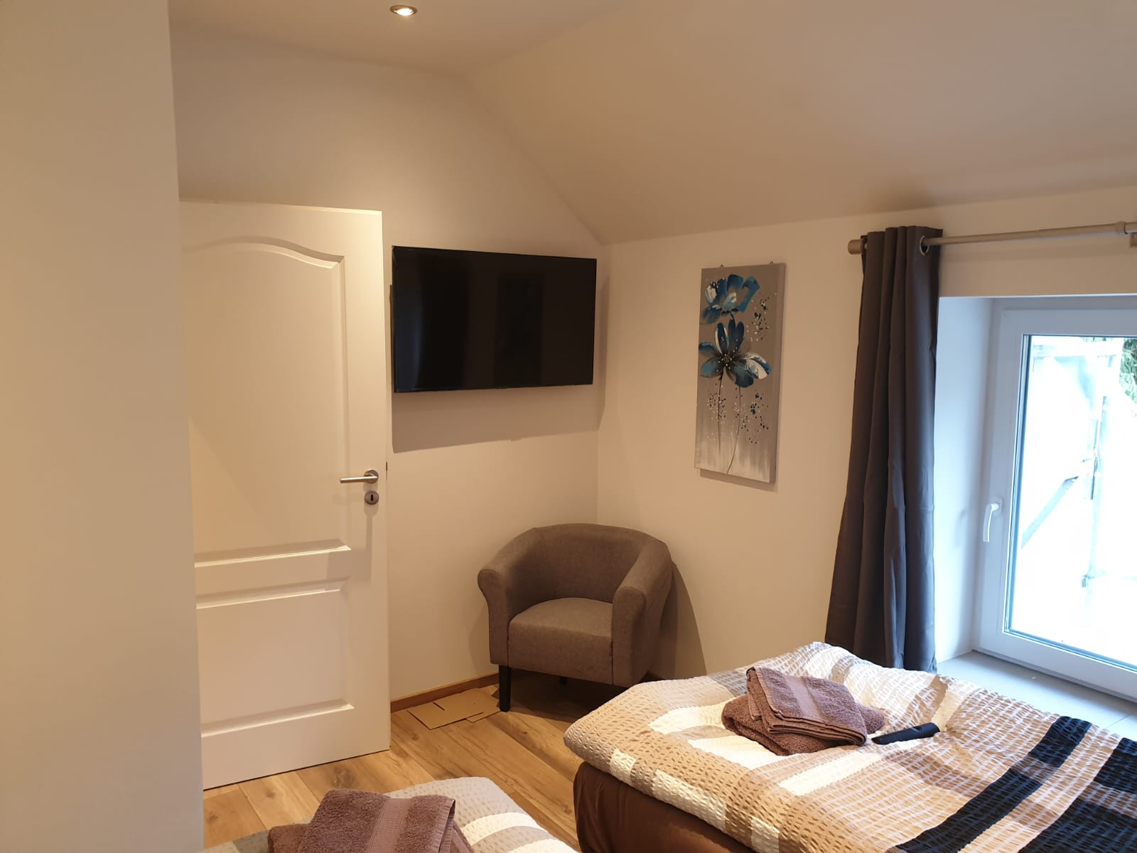 Monteurzimmer: Schlafzimmer mit Smart TV - auszeit appartements & rooms