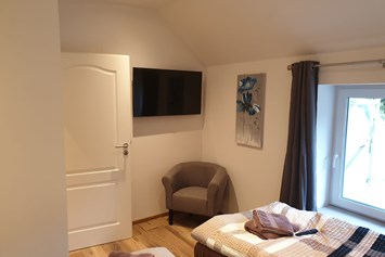Monteurzimmer: Schlafzimmer mit Smart TV - auszeit appartements & rooms
