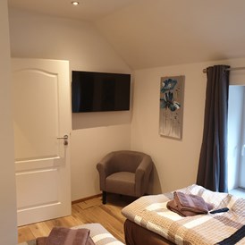 Monteurzimmer: Schlafzimmer mit Smart TV - auszeit appartements & rooms