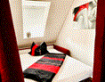 Monteurzimmer: Couch (mit Lattenrost) ausgezogen - Apartment/Zimmer Haus Dragl bei Augsburg