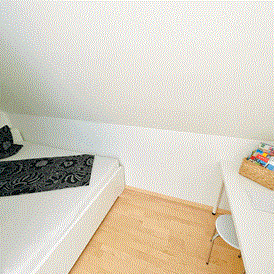 Monteurzimmer: Schlafnische im Wohnzimmer mit Schreibtisch - Apartment/Zimmer Haus Dragl bei Augsburg