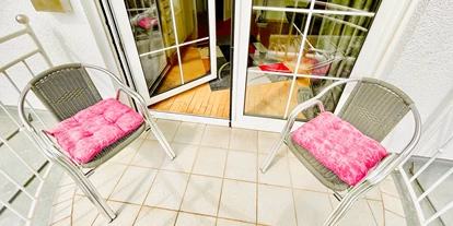 Monteurwohnung - Friedberg (Landkreis Aichach-Friedberg) - Balkon mit Aschenbechern - Apartment/Zimmer Haus Dragl bei Augsburg