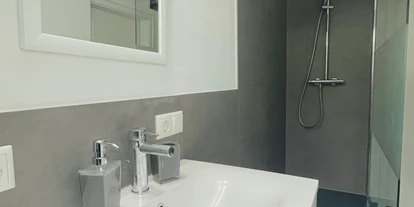 Monteurwohnung - Friedberg (Landkreis Aichach-Friedberg) - Bad mit begehbarer Dusche
EZ/DZ - Apartment/Zimmer Haus Dragl bei Augsburg