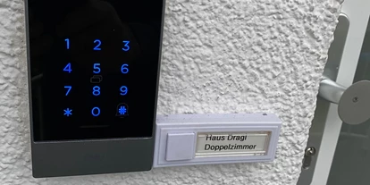 Monteurwohnung - Friedberg (Landkreis Aichach-Friedberg) - Codeanlagen an beiden Eingängen - Apartment/Zimmer Haus Dragl bei Augsburg