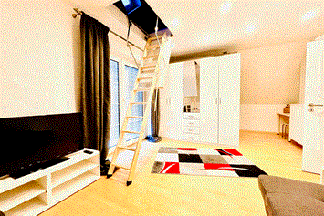 Monteurzimmer: Einschubtreppe zum Schlafboden und Blick auf Schlafnische - Apartment/Zimmer Haus Dragl in 86316 Friedberg/Derching bei Augsburg