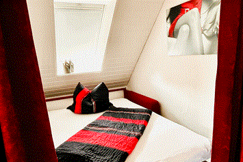 Monteurzimmer: Couch (mit Lattenrost) ausgezogen - Apartment/Zimmer Haus Dragl in 86316 Friedberg/Derching bei Augsburg