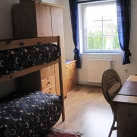 Monteurzimmer: Kinderzimmer mit Etagenbett.Aber die Betten sind 190cm lang , es können dort also auch zwei Erwachsene schlafen - Ferienhof March