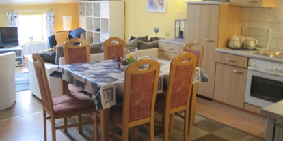 Monteurwohnung - Kaffeemaschine - Schleswig-Holstein - Blick in den großen Wohnraum mit Küche und Essplatz - Ferienhof March
