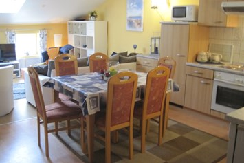 Monteurzimmer: Blick in den großen Wohnraum mit Küche und Essplatz - Ferienhof March