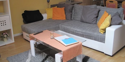 Monteurwohnung - Kaffeemaschine - Schleswig-Holstein - Die neue Couch im Wohnraum - Ferienhof March