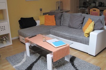 Monteurzimmer: Die neue Couch im Wohnraum - Ferienhof March