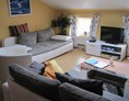 Monteurzimmer: Wohnraum aus Blick der Küche. Die linke Couch lässt sich zusätzlich zum Bett ausziehen - Ferienhof March