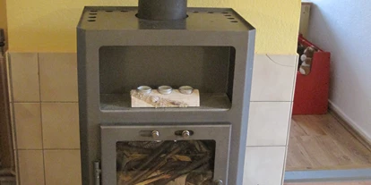 Monteurwohnung - Kaffeemaschine - Schleswig-Holstein - An kühlen Abenden wird eingeheizt mit dem dänischen Ofen .Aber natürlich ist auch eine Zentralheizung vorhanden - Ferienhof March