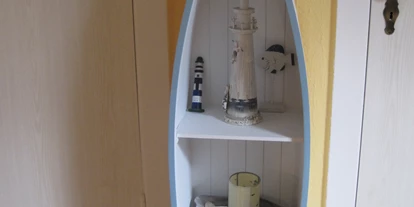 Monteurwohnung - Kaffeemaschine - Schleswig-Holstein - Die Wohnung ist liebevoll maritim dekoriert und überwiegend in den Farben blau-weiss gehalten. - Ferienhof March