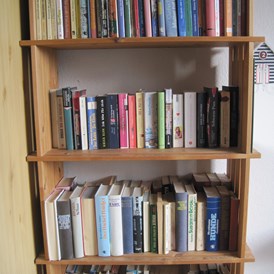 Monteurzimmer: Für Leseratten stehen eine große Auswahl von Büchern zur Verfügung - Ferienhof March