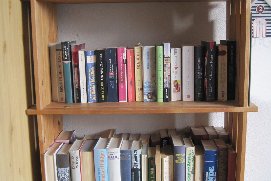 Monteurzimmer: Für Leseratten stehen eine große Auswahl von Büchern zur Verfügung - Ferienhof March