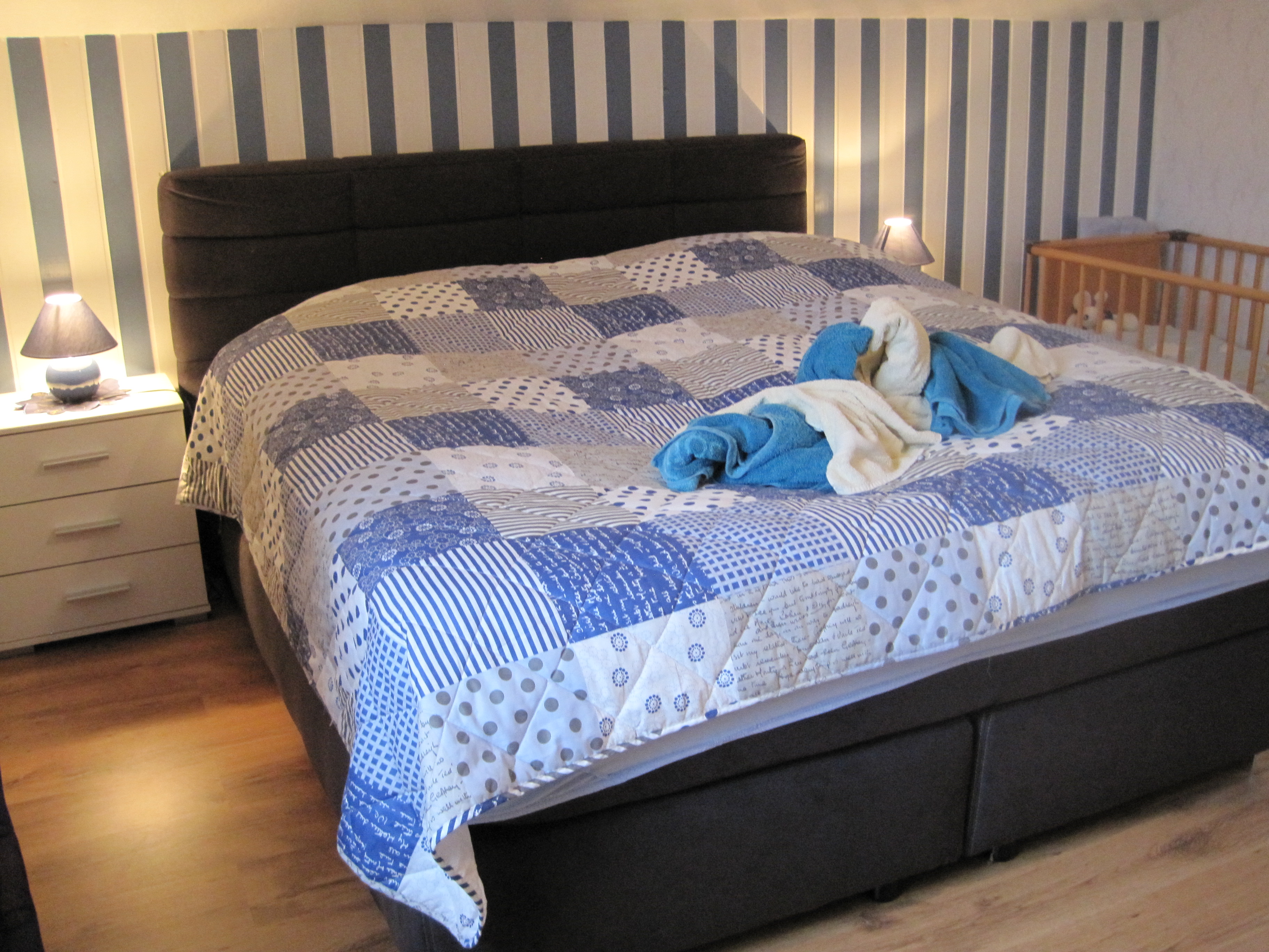 Monteurzimmer: Gemütliche Boxspringbetten für erholsamen Schlaf - Ferienhof March