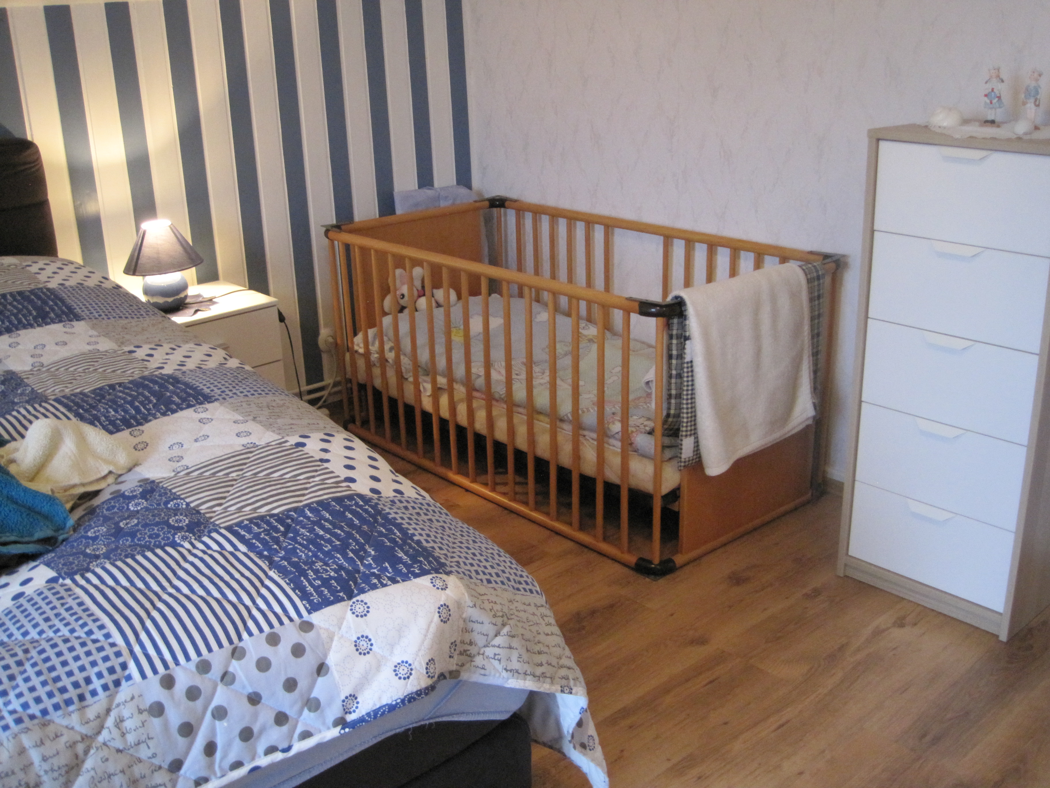 Monteurzimmer: Das größte der 3 Doppelzimmer mit Kinderbett - Ferienhof March