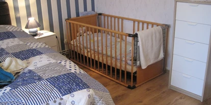 Monteurwohnung - Kaffeemaschine - Schleswig-Holstein - Das größte der 3 Doppelzimmer mit Kinderbett - Ferienhof March