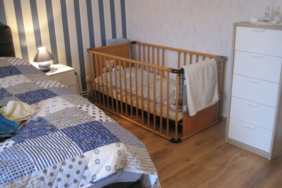 Monteurzimmer: Das größte der 3 Doppelzimmer mit Kinderbett - Ferienhof March