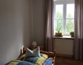 Monteurzimmer: Einzellbett mit seberaten Fernseher 
Zimmer in Richtung Straße  - Zumspatzennest