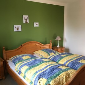 Monteurzimmer: Doppelbett mit Sitzgelegenheit 
Zimmer in Richtung Hofinnenseite  - Zumspatzennest